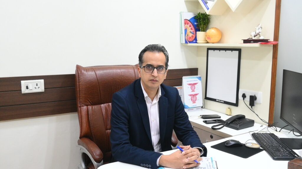 Dr. Sunny Goel consulting patient – Urologist in Delhi